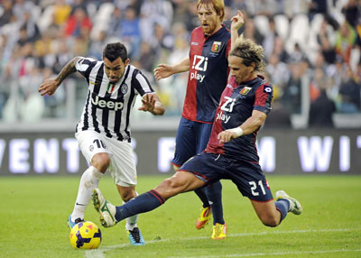 Juventus (trái) có cơ hội nới rộng cách biệt lên thành 17 điểm với chuyến làm khách tại Genoa.